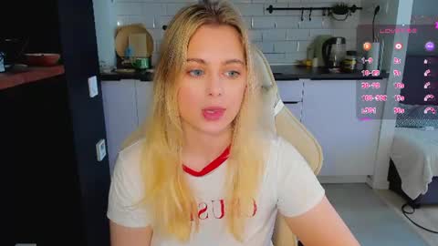 Snapshot of alice_wander chatting on June 10, 4:01 am Alice online show from June 10, 4:01 am