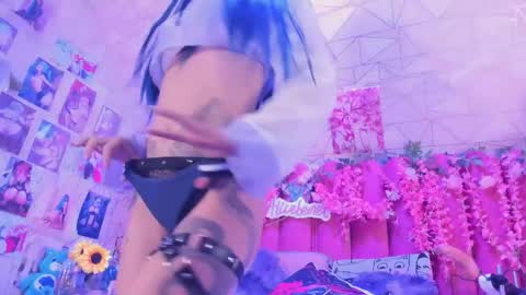 Snapshot of alicebenett_ chatting on April 19, 9:39 pm online show from April 19, 9:39 pm