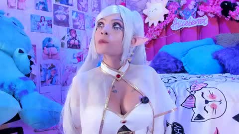 Snapshot of alicebenett_ chatting on May 17, 10:28 pm online show from May 17, 10:28 pm