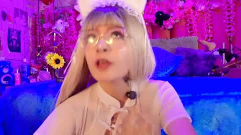 Snapshot of alicebenett_ chatting on May 19, 10:16 pm online show from May 19, 10:16 pm