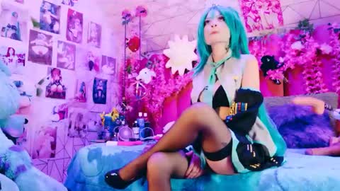 Snapshot of alicebenett_ chatting on June 1, 8:32 pm online show from June 1, 8:32 pm