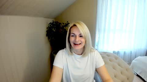 Snapshot of alicee__grace chatting on December 8, 10:19 am Alicee online show from December 8, 10:19 am