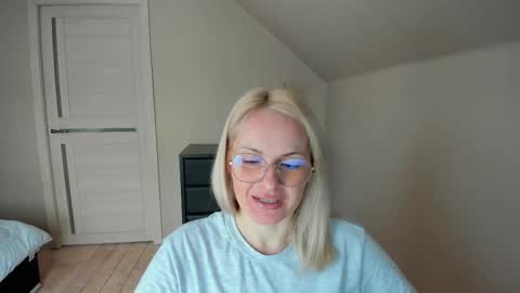 Snapshot of alicee__grace chatting on February 15, 12:22 pm Alicee online show from February 15, 12:22 pm