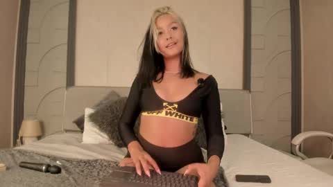 Snapshot of alicee_clark_ chatting on June 8, 11:43 am alicee_clark_ online show from June 8, 11:43 am
