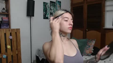 Snapshot of alicee_logan_ chatting on June 3, 1:08 am alicee_logan_ online show from June 3, 1:08 am