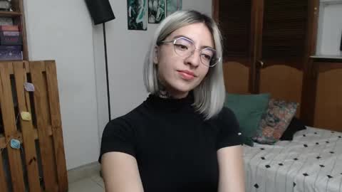 Snapshot of alicee_logan_ chatting on June 4, 1:44 am alicee_logan_ online show from June 4, 1:44 am