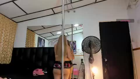 Snapshot of alicee_mature chatting on June 11, 7:34 pm alicee online show from June 11, 7:34 pm