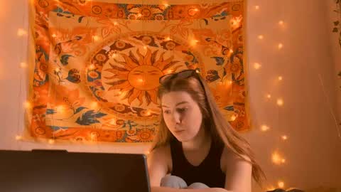 Snapshot of aliceinredsquare_ chatting on April 19, 5:07 am Alice online show from April 19, 5:07 am