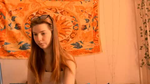Snapshot of aliceinredsquare_ chatting on April 22, 5:10 am Alice online show from April 22, 5:10 am