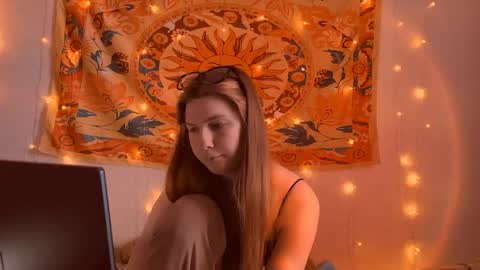 Snapshot of aliceinredsquare_ chatting on April 23, 12:29 pm Alice online show from April 23, 12:29 pm