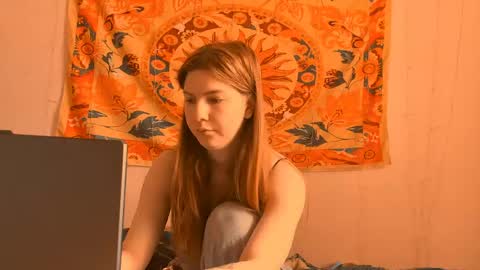 Snapshot of aliceinredsquare_ chatting on April 26, 5:05 am Alice online show from April 26, 5:05 am