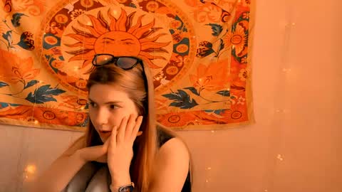Snapshot of aliceinredsquare_ chatting on May 2, 5:12 am Alice online show from May 2, 5:12 am