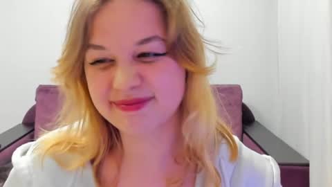 Snapshot of alicepopsy chatting on June 2, 8:44 pm Alice online show from June 2, 8:44 pm