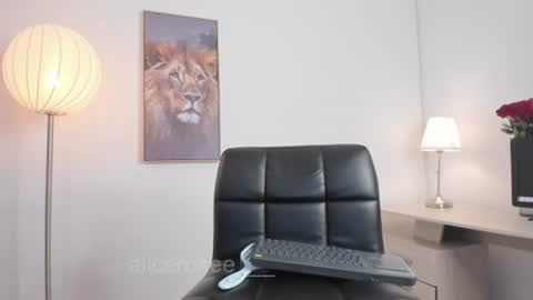 Snapshot of alicerosee___ chatting on June 24, 11:04 pm alicerosee___ online show from June 24, 11:04 pm