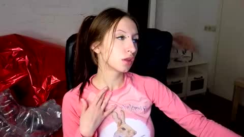 Snapshot of alicewallflower chatting on February 14, 8:49 pm alicewallflower online show from February 14, 8:49 pm