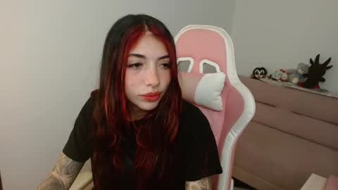 Snapshot of alicia_key_ chatting on February 14, 8:00 am ALICIA online show from February 14, 8:00 am