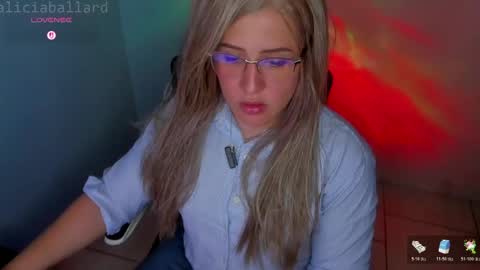 Snapshot of aliciaballard chatting on April 22, 9:05 pm Jennyfer online show from April 22, 9:05 pm