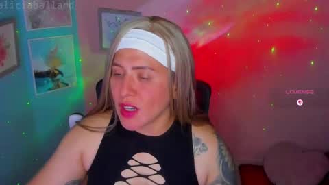 Snapshot of aliciaballard chatting on April 25, 8:50 pm Jennyfer online show from April 25, 8:50 pm