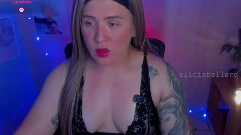 Snapshot of aliciaballard chatting on July 1, 8:41 pm Jennyfer online show from July 1, 8:41 pm