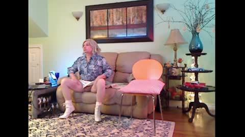 Snapshot of aliciadehart181 chatting on April 5, 8:50 pm Alicia deHart Help me reach 1000 Followers. Its FREE online show from April 5, 8:50 pm