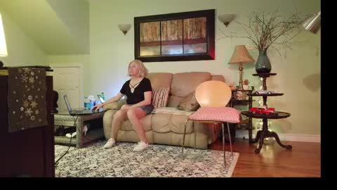 Snapshot of aliciadehart181 chatting on April 9, 12:10 am Alicia deHart Help me reach 1000 Followers. Its FREE online show from April 9, 12:10 am