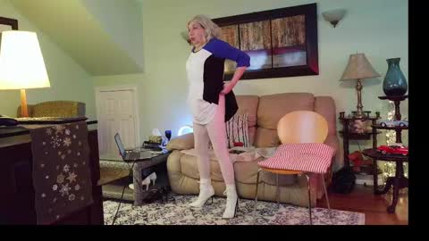 Snapshot of aliciadehart181 chatting on April 12, 8:25 pm Alicia deHart Help me reach 1000 Followers. Its FREE online show from April 12, 8:25 pm