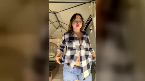 Snapshot of aliciawhite_nt chatting on May 19, 1:11 am Alicia online show from May 19, 1:11 am