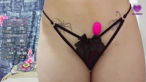 Snapshot of aliciia_23 chatting on November 18, 11:59 pm aliciia_23 online show from November 18, 11:59 pm