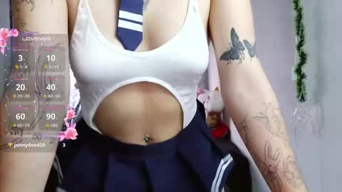 Snapshot of aliciia_23 chatting on February 5, 10:47 pm aliciia_23 online show from February 5, 10:47 pm