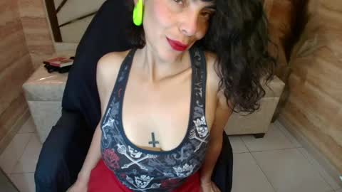 Snapshot of alie_martin_r chatting on May 6, 8:36 pm Alie online show from May 6, 8:36 pm
