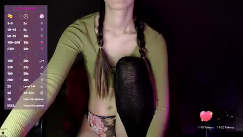 Snapshot of alien_art_lover chatting on February 10, 6:24 pm Mia online show from February 10, 6:24 pm