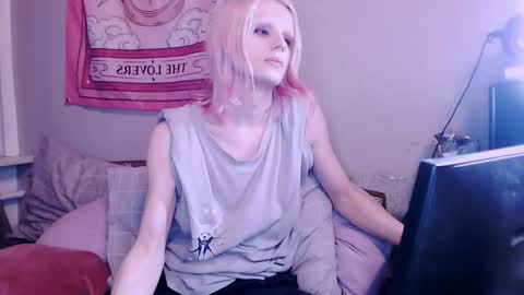 Alien Bella online show from December 18, 1:06 pm