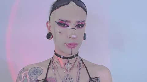 Snapshot of alienexxx chatting on January 19, 2:04 am online show from January 19, 2:04 am