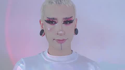 Snapshot of alienexxx chatting on February 2, 2:32 am online show from February 2, 2:32 am