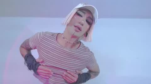 Snapshot of alienexxx chatting on February 16, 9:00 pm online show from February 16, 9:00 pm