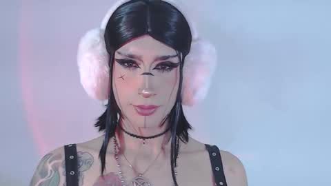 Snapshot of alienexxx chatting on May 15, 11:23 pm online show from May 15, 11:23 pm