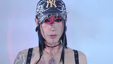 Snapshot of alienexxx chatting on May 21, 10:39 pm online show from May 21, 10:39 pm