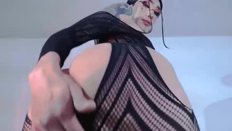 Snapshot of alienexxx chatting on June 11, 12:32 am online show from June 11, 12:32 am