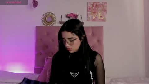 aliice_walker_ online show from December 5, 6:44 pm