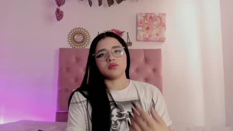 aliice_walker_ online show from December 6, 3:33 pm