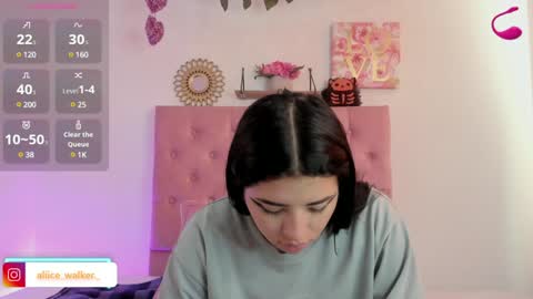 aliice_walker_ online show from December 7, 12:13 pm