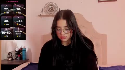 aliice_walker_ online show from February 1, 4:44 pm