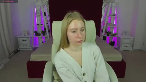 Snapshot of alina__blonde chatting on April 23, 1:02 pm Alina online show from April 23, 1:02 pm
