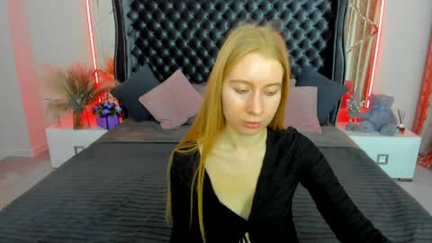 Snapshot of alina__blonde chatting on April 25, 1:41 pm Alina online show from April 25, 1:41 pm