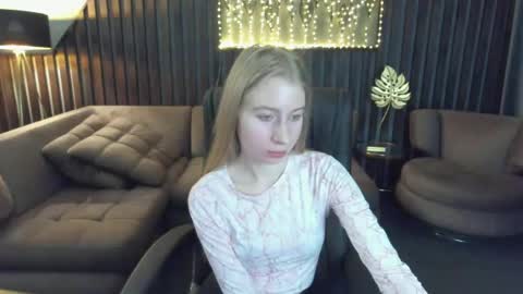 Snapshot of alina__blonde chatting on April 30, 6:20 am Alina online show from April 30, 6:20 am