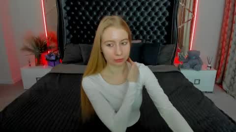 Snapshot of alina__blonde chatting on May 2, 5:45 am Alina online show from May 2, 5:45 am