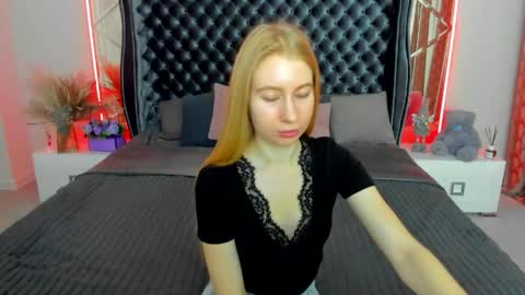 Snapshot of alina__blonde chatting on May 7, 5:46 am Alina online show from May 7, 5:46 am