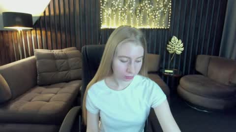 Snapshot of alina__blonde chatting on May 10, 5:34 am Alina online show from May 10, 5:34 am