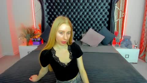 Snapshot of alina__blonde chatting on May 13, 6:22 am Alina online show from May 13, 6:22 am