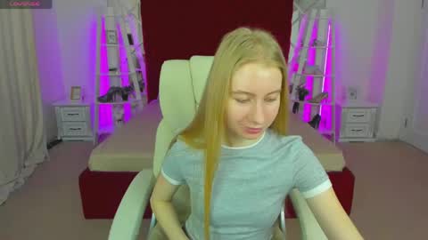 Snapshot of alina__blonde chatting on May 14, 5:47 am Alina online show from May 14, 5:47 am